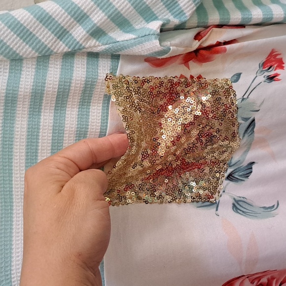 Beautiful Seafoam Green Stripe Floral Gold Sequin Pocket Top. Size M/L NWOT - Picture 4 of 6
